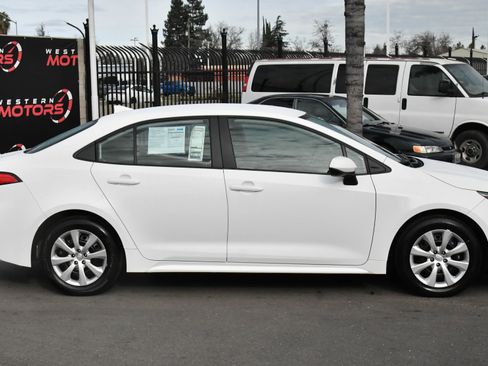 Used 2025 Toyota Corolla LE image 9