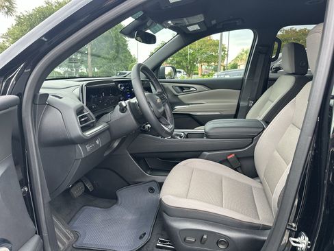 Used 2025 Chevrolet Traverse LT FWD image 16