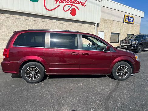 Used 2017 Dodge Grand Caravan SXT FWD image 9