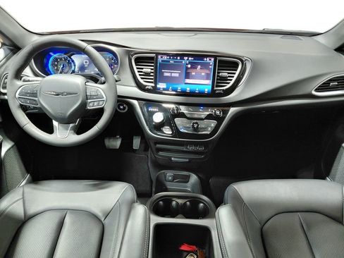 Certified 2025 Chrysler Pacifica Select image 27