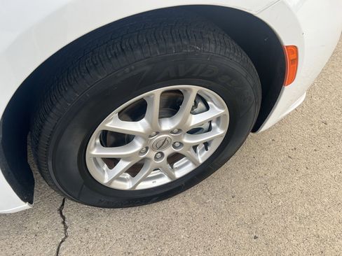 Used 2024 Chrysler Pacifica Touring-L image 8