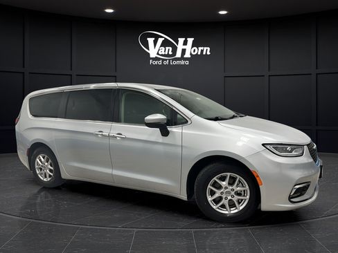 Used 2023 Chrysler Pacifica Touring-L FWD image 1