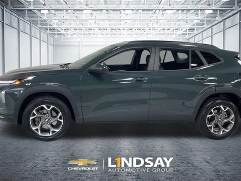 Used 2025 Chevrolet Trax LT FWD image 6