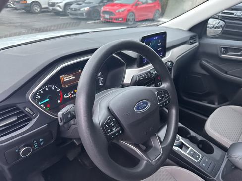 Used 2022 Ford Escape SE image 3