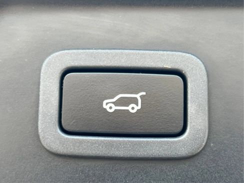 Used 2018 Land Rover Range Rover Velar R-Dynamic SE AWD/4WD image 35