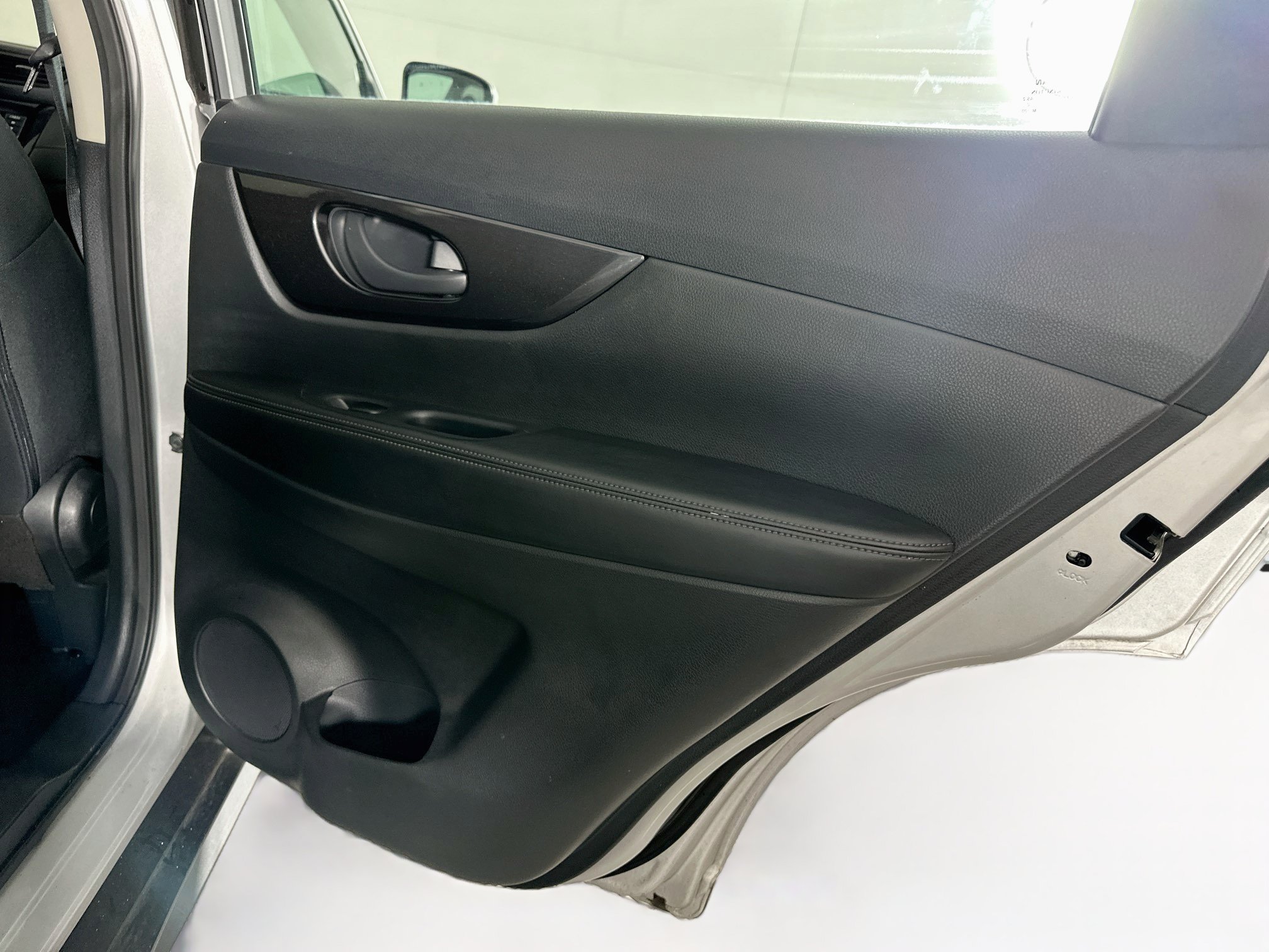 Used 2020 Nissan Rogue S FWD image 29