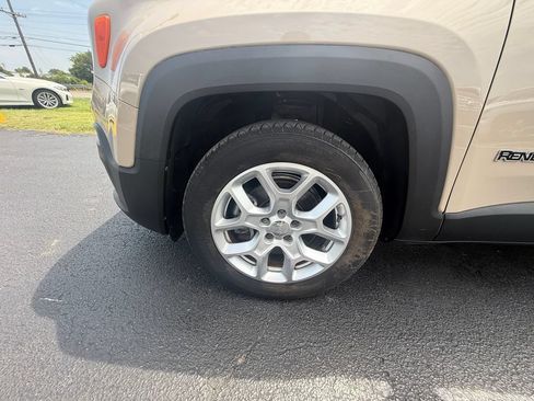 Used 2015 Jeep Renegade Latitude w/ Cold Weather Group FWD image 10