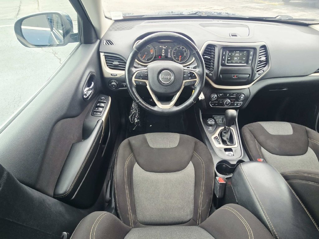 Used 2018 Jeep Cherokee Latitude w/ Cold Weather Group AWD/4WD image 10