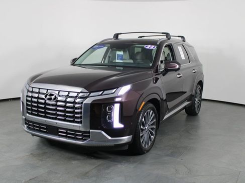 Used 2023 Hyundai Palisade Calligraphy image 2