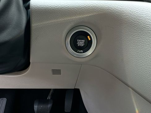 Used 2023 Chrysler Pacifica Touring-L image 29