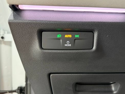 Certified 2025 Volkswagen Tiguan SE AWD/4WD image 22