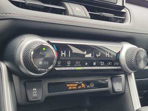 Used 2022 Toyota RAV4 XLE image 30