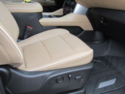 Used 2024 Chevrolet Suburban Premier image 16