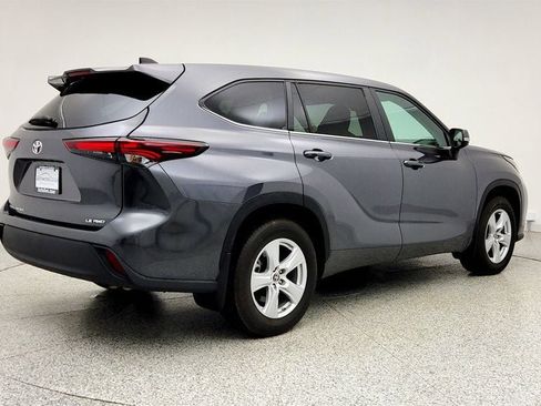 Used 2024 Toyota Highlander LE AWD/4WD image 5