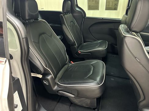 Used 2026 Chrysler Pacifica Limited FWD image 20