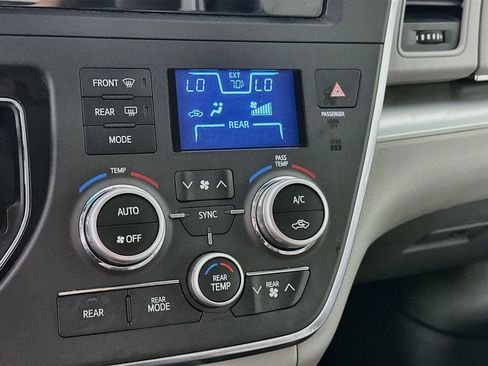 Used 2017 Toyota Sienna LE FWD image 22