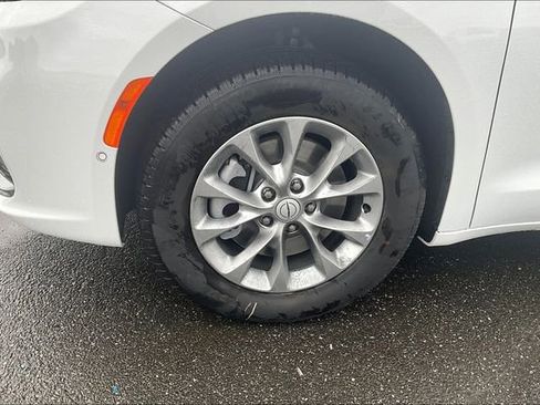 New 2026 Chrysler Pacifica Select image 11