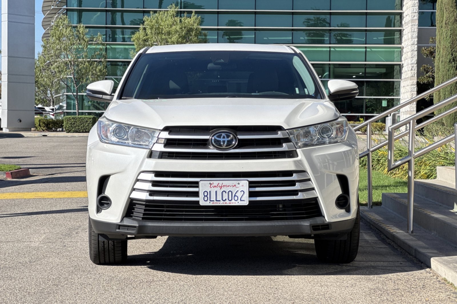 Used 2019 Toyota Highlander LE FWD image 3