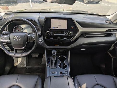 Certified 2024 Toyota Highlander XLE FWD image 15