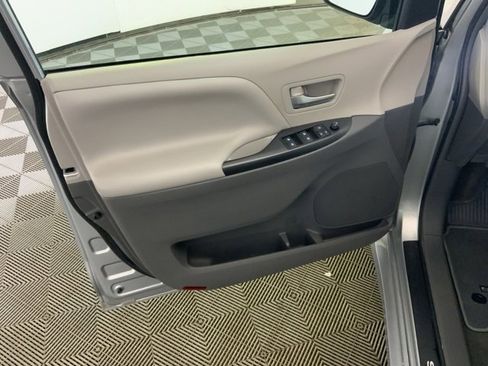 Used 2019 Toyota Sienna LE w/ LE Preferred Package image 27