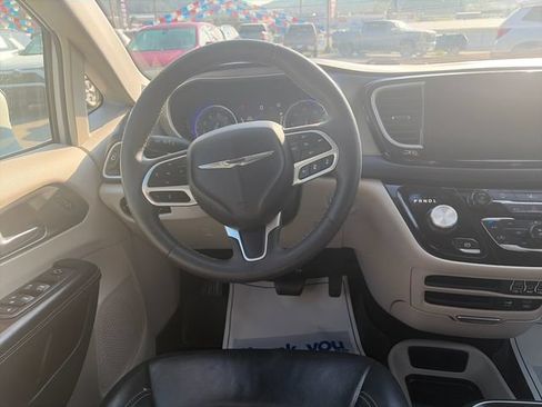Used 2022 Chrysler Pacifica Touring-L FWD image 17
