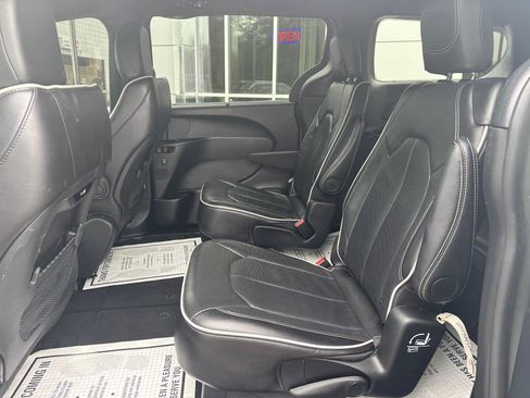 Used 2025 Chrysler Pacifica Limited FWD image 13