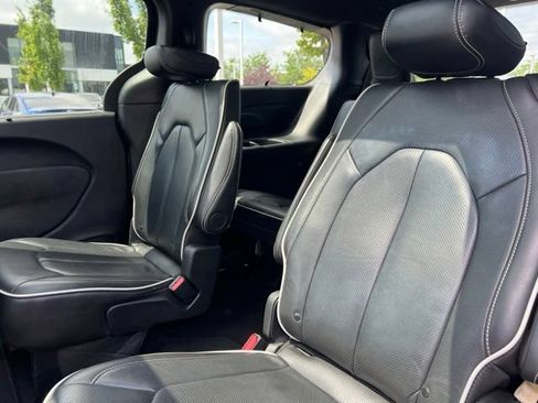 Used 2025 Chrysler Pacifica Limited FWD image 34