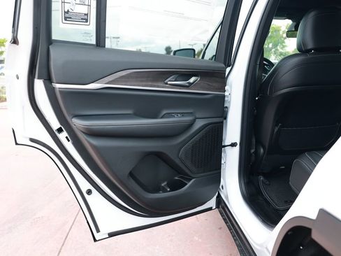 New 2025 Jeep Grand Cherokee Limited image 31