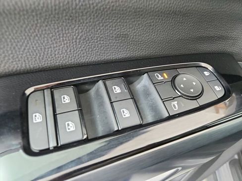 Used 2025 Nissan Pathfinder SL FWD image 37