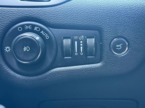 Used 2019 Jeep Cherokee Limited w/ Luxury Group AWD/4WD image 36