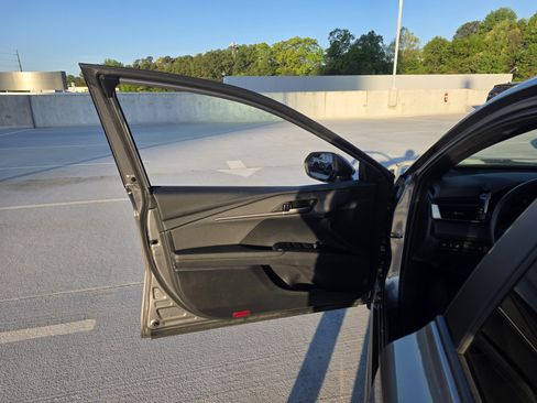 Used 2025 Toyota Camry SE w/ Convenience Package image 8