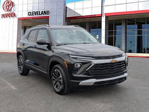 Used 2025 Chevrolet TrailBlazer LT w/ Driver Confidence Package image 2