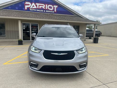 Used 2021 Chrysler Pacifica Touring-L FWD image 2