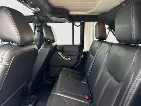 Used 2018 Jeep Wrangler Unlimited Sahara AWD/4WD image 37