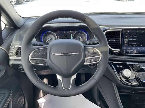 New 2026 Chrysler Pacifica Limited w/ Uconnect Theater Family Group image 11