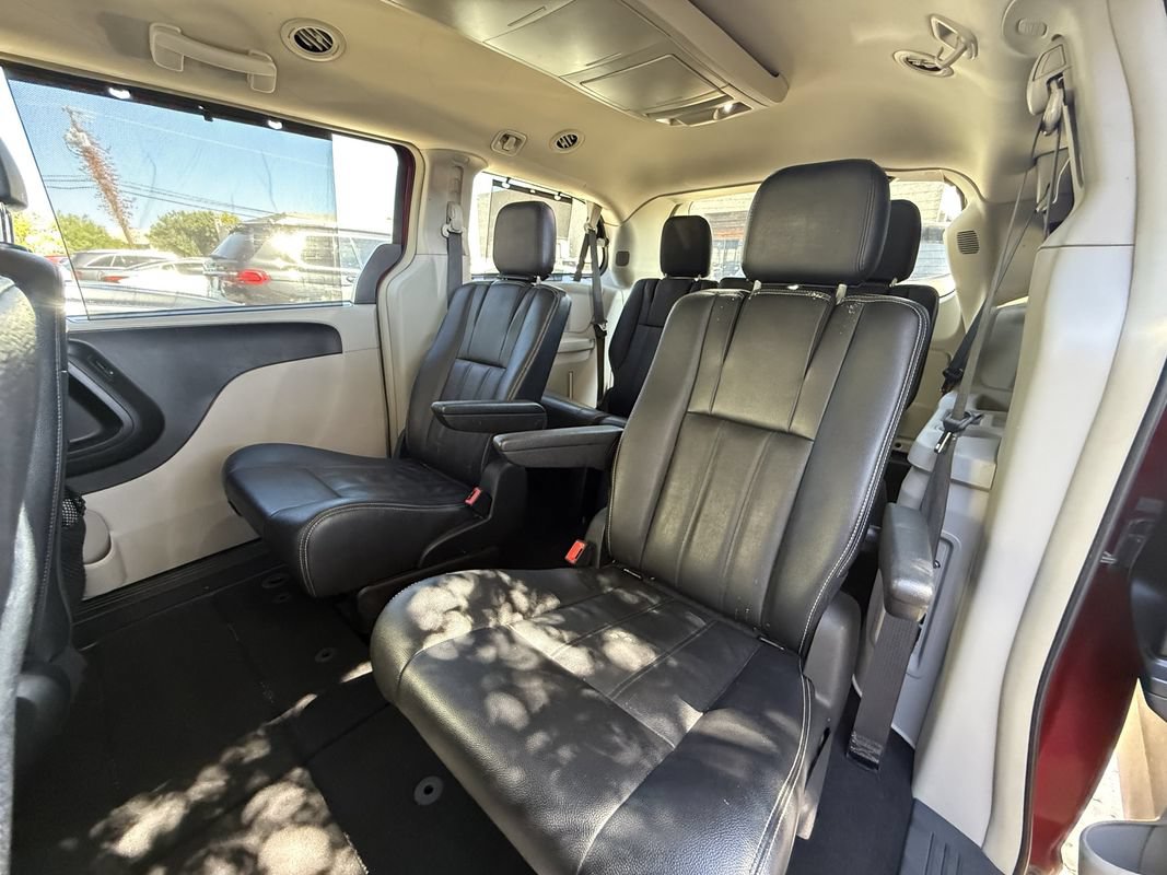 Used 2016 Chrysler Town & Country Touring FWD image 7