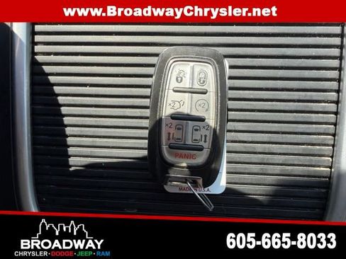 Used 2022 Chrysler Pacifica Touring-L FWD image 24
