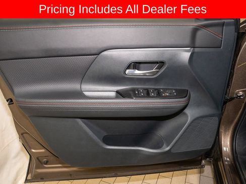 Used 2025 Nissan Kicks SR AWD/4WD image 11