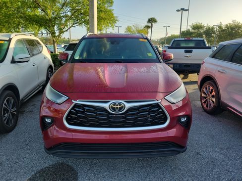 Used 2023 Toyota Highlander XLE image 2