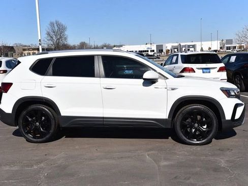 Used 2023 Volkswagen Taos SE w/ Panoramic Sunroof Package image 5