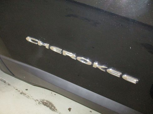 Used 2019 Jeep Cherokee Limited w/ Luxury Group AWD/4WD image 5