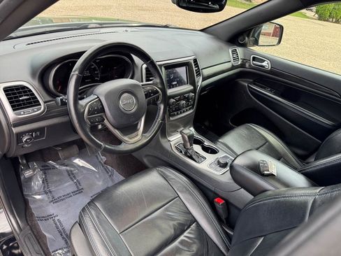 Used 2019 Jeep Grand Cherokee Laredo AWD/4WD image 15