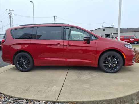 New 2026 Chrysler Pacifica Limited image 2