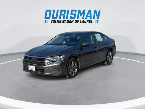 Used 2024 Volkswagen Jetta SE FWD image 4