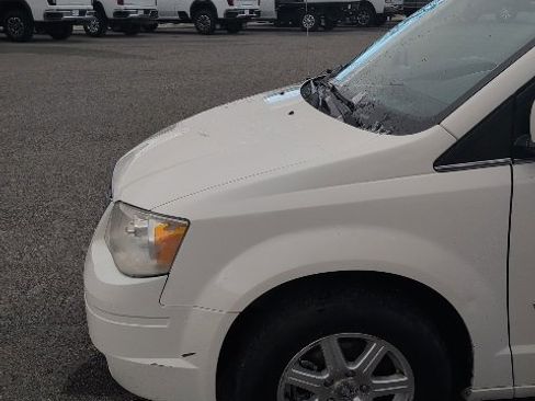 Used 2009 Chrysler Town & Country Touring image 4