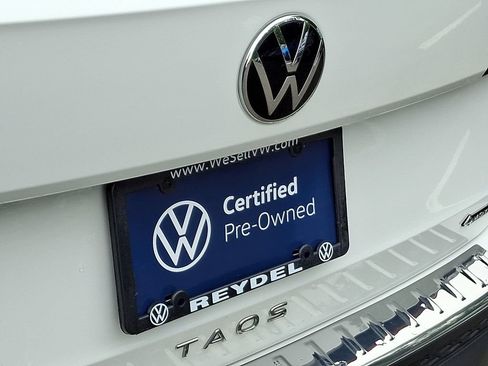 Used 2023 Volkswagen Taos SE w/ Panoramic Sunroof Package AWD/4WD image 31