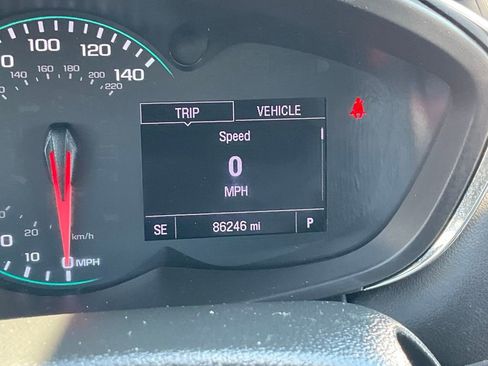 Used 2018 Chevrolet Trax LT w/ LT Convenience Package FWD image 3