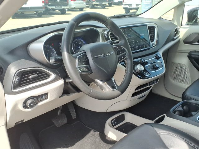Used 2024 Chrysler Pacifica Touring-L FWD image 8