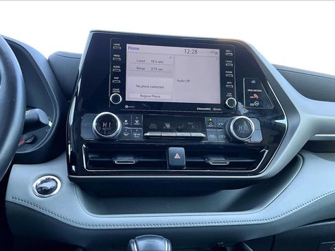 Used 2022 Toyota Highlander LE FWD image 34