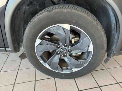 Used 2025 Nissan Rogue SV FWD image 30